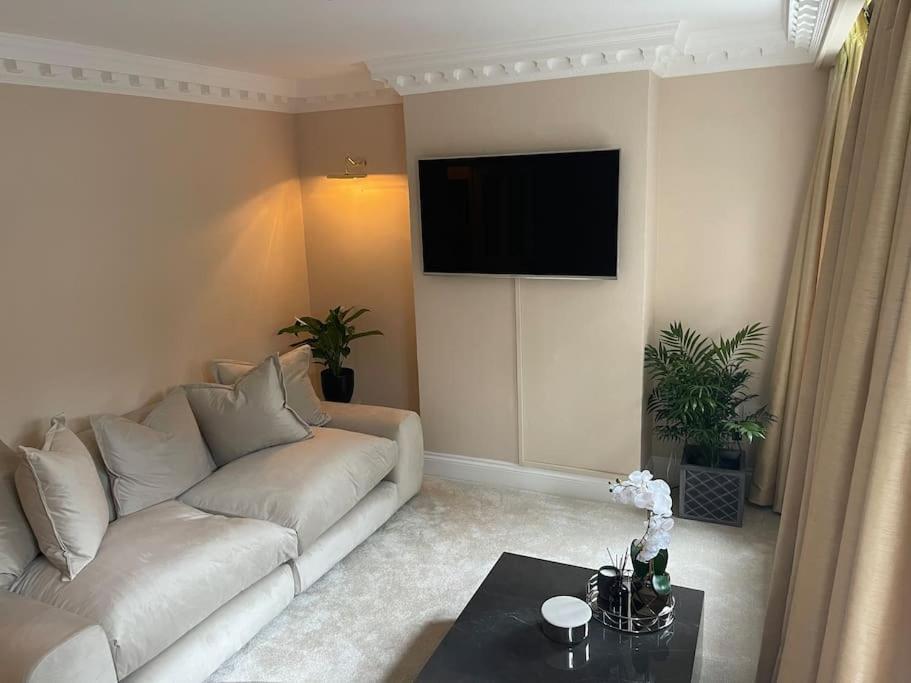 Newly Refurbished Apartment, Near Station & River London Exterior photo